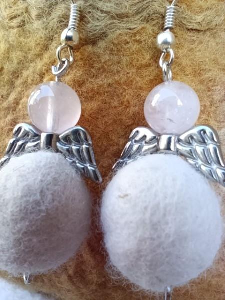 Collection “Anges” – Boucles d’oreilles en laine feutrée et douceur céleste 