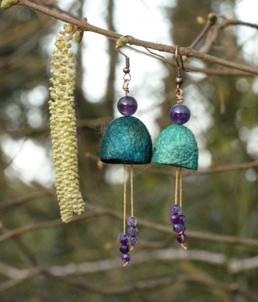 Boucles d'oreille en cocon de soie teinte en vert émeraude