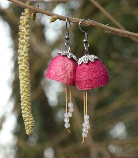 Boucles d'oreille en cocon de soie teinte en rose