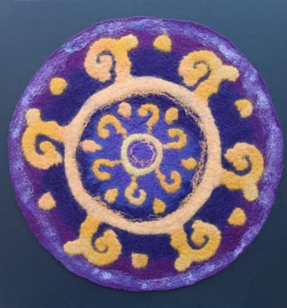 Mandala “Chemin doré” – création artistique en laine feutrée