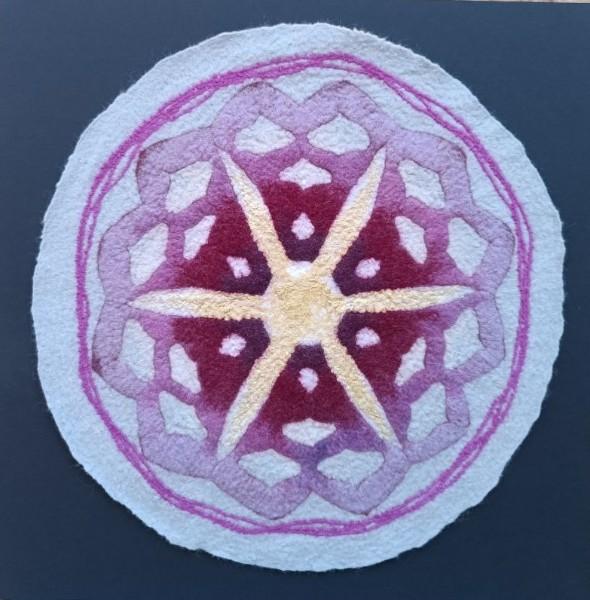 Mandala “Étoile du matin” – création artistique en laine feutrée et soie