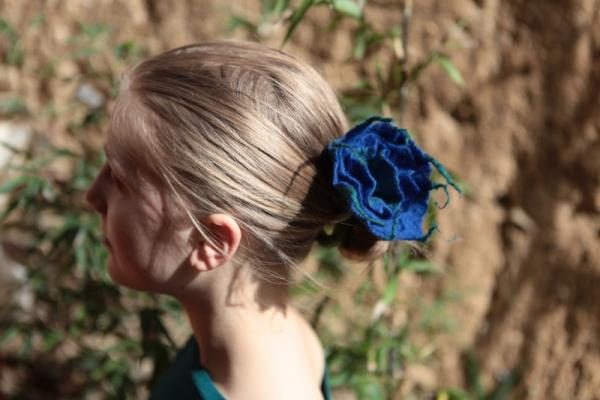 fleur en laine feutrée colorée