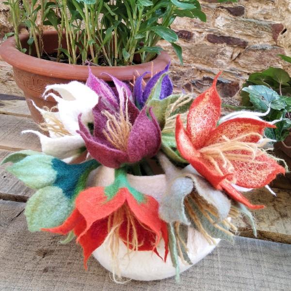fleur en laine feutrée colorée
