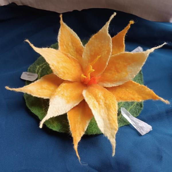 Lotus en laine feutrée – pièce unique et création artisanale