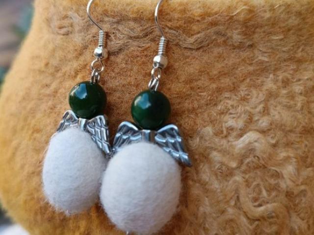 Collection “Anges” – Boucles d’oreilles en laine feutrée et douceur céleste 