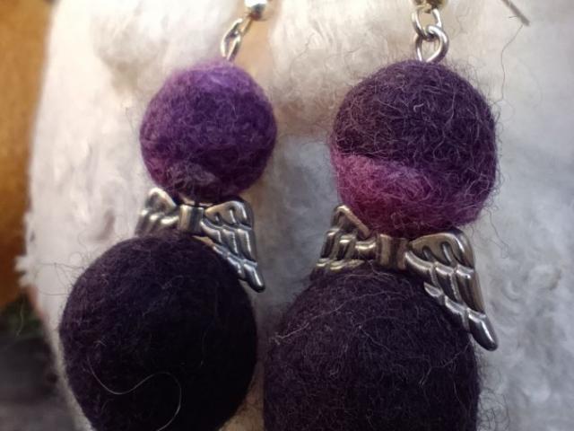 Collection “Anges” – Boucles d’oreilles en laine feutrée et douceur céleste 