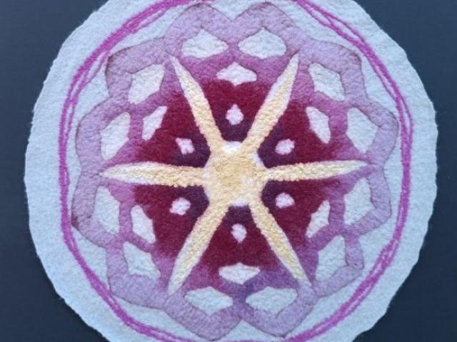 Mandala “Étoile du matin” – création artistique en laine feutrée et soie