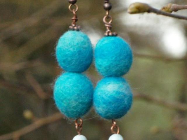 Boucles d'oreille en laine feutrée turquoise