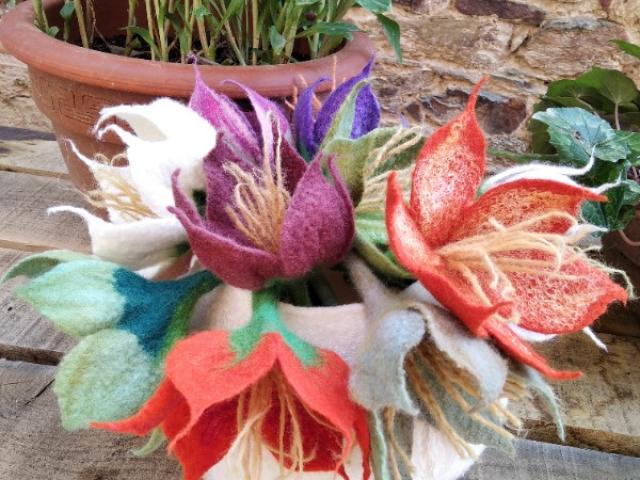 fleur en laine feutrée colorée