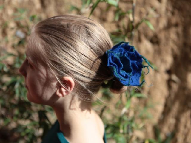 fleur en laine feutrée colorée