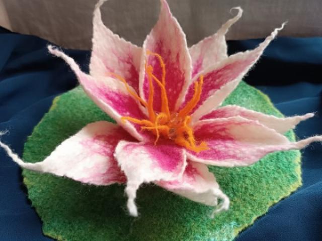 Lotus en laine feutrée – pièce unique et création artisanale