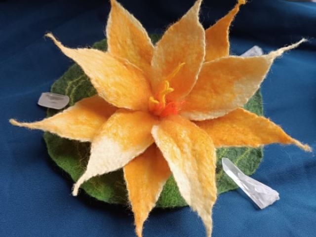 Lotus en laine feutrée – pièce unique et création artisanale