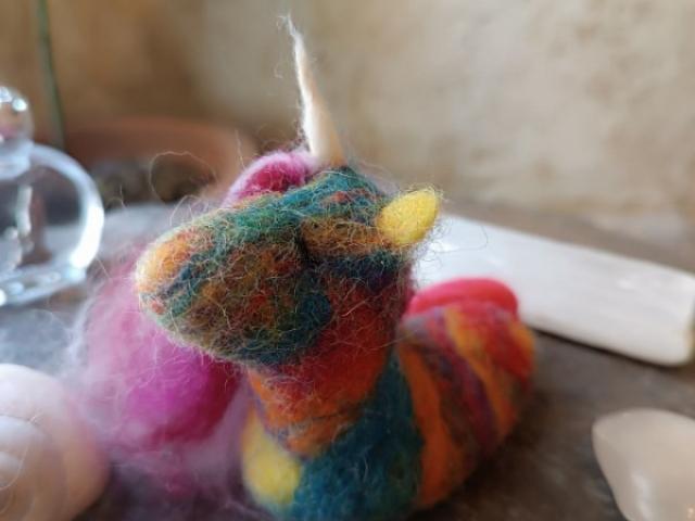 Licornes en laine feutrée – magie, douceur et enfant intérieur