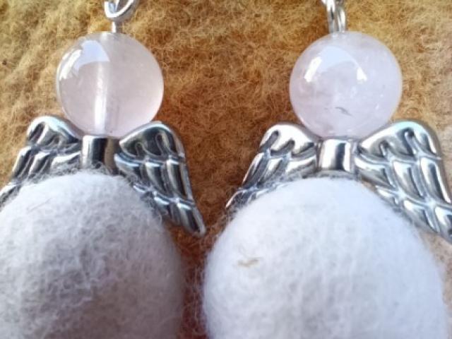 Collection “Anges” – Boucles d’oreilles en laine feutrée et douceur céleste 