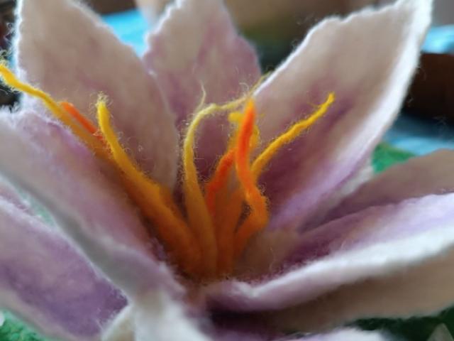 Lotus en laine feutrée – pièce unique et création artisanale