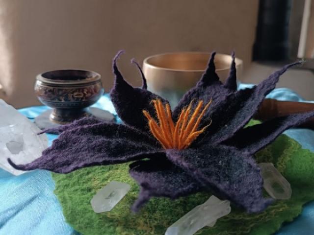 Lotus en laine feutrée – pièce unique et création artisanale
