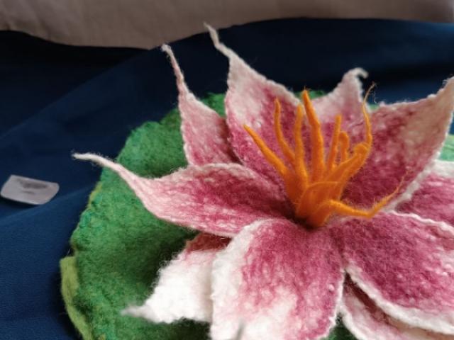 Lotus en laine feutrée – pièce unique et création artisanale