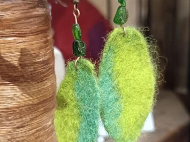 Boucles d'oreille en feutré coloré 
