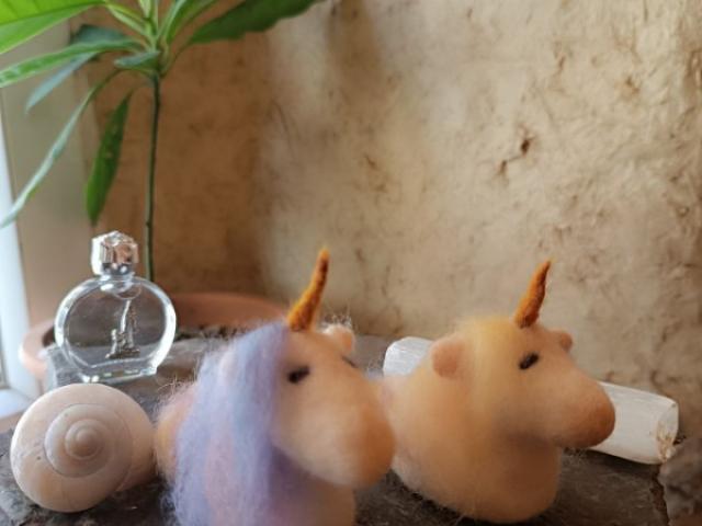 Licornes en laine feutrée – magie, douceur et enfant intérieur