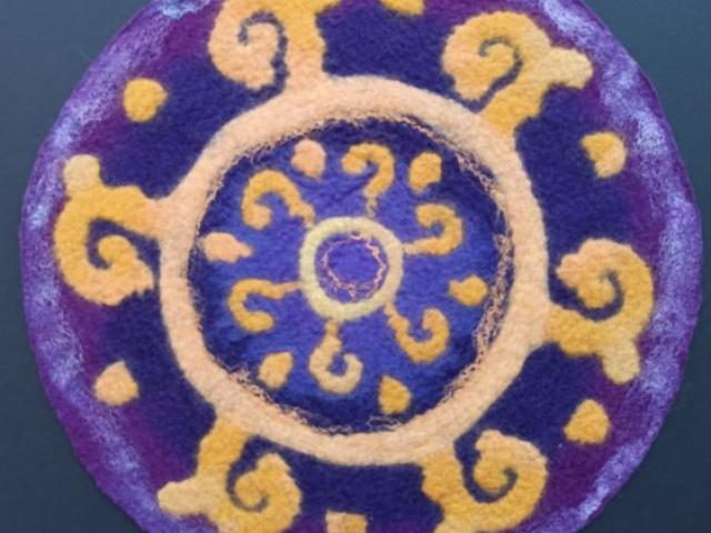 Mandala “Chemin doré” – création artistique en laine feutrée